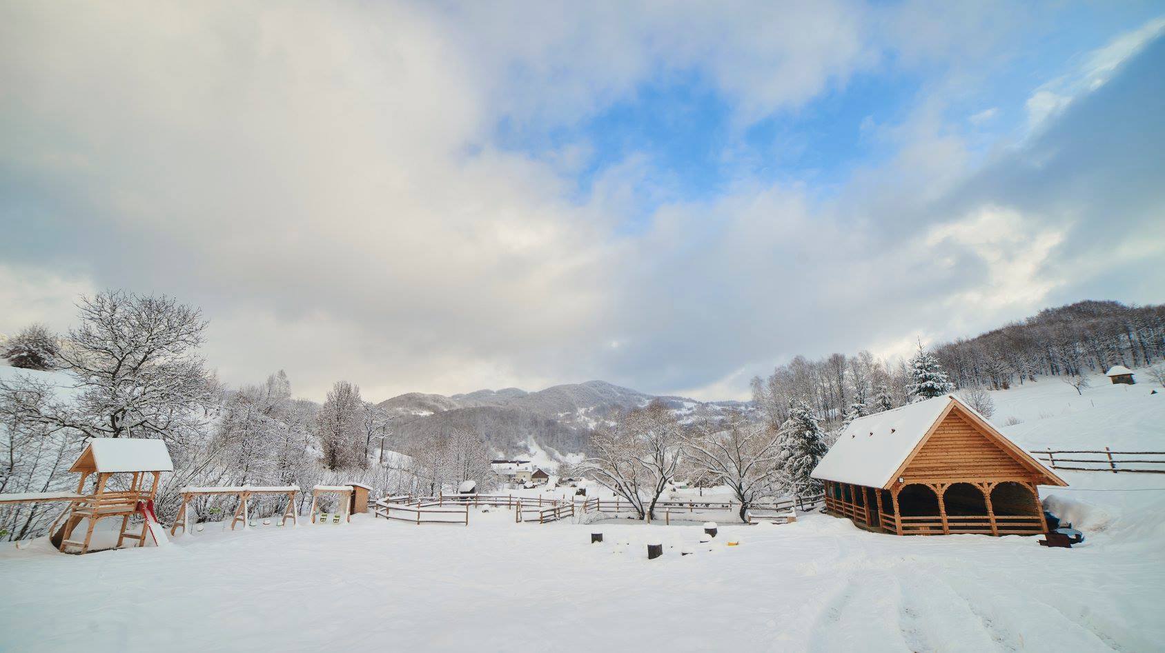 Petreceri de iarnă cu porc la rotisor la Podina Resort